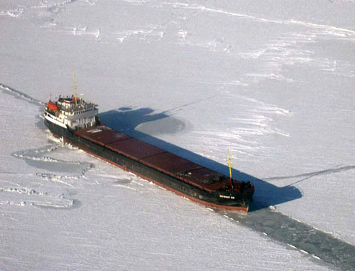 Cухогруз, застрявший во льдах, фото сделано с борта спасательного вертолета МИ-8 ГУ МЧС Украины, 17 февраля 2012 г. Фото www.crimea.mns.gov.ua
