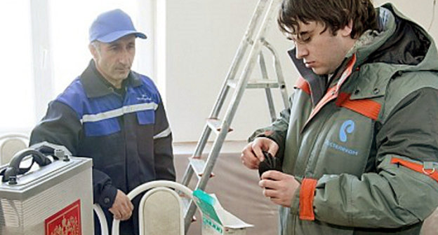 Подготовка к выборам 4 марта 2012 года в Дагестане: установка камер видеонаблюдения на избирательных участках. 30 января 2012 г. Фото пресс-службы Минкомсвязи России, http://minsvyaz.ru
