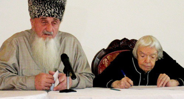 Магомед Аушев, отец убитого правозащитника Макшарипа Аушева, и председатель Московской Хельсинкской группы Людмила Алексеева на первом северокавказском съезде правозащитных организаций "Единый кавказский форум". Ингушетия, Назрань, 18 февраля 2012 г. Фото Вахи Белхароева для "Кавказского узла"