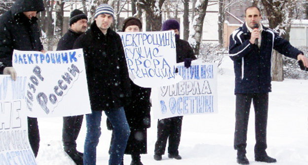 Северная Осетия, Владикавказ, 19 февраля 2012 г. Участники митинга против выбросов металлургического предприятия "Электроцинк". Фото Эммы Марзоевой для "Кавказского узла"