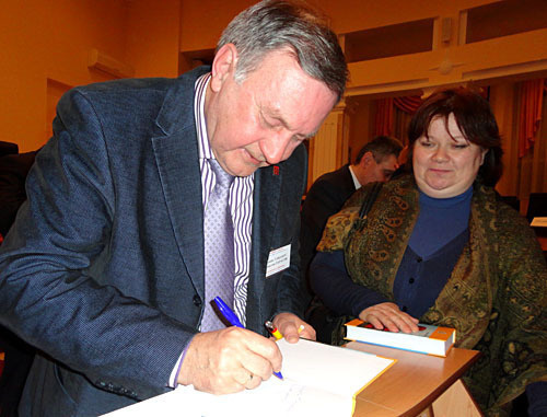 Нагорный Карабах, Степанакерт, 18 февраля 2012 г. Российский политолог, кавказовед и публицист Станислав Тарасов подписывает для читателя свою новую книгу "Мифы о карабахском конфликте". Фото Алвард Григорян для "Кавказского узла" 