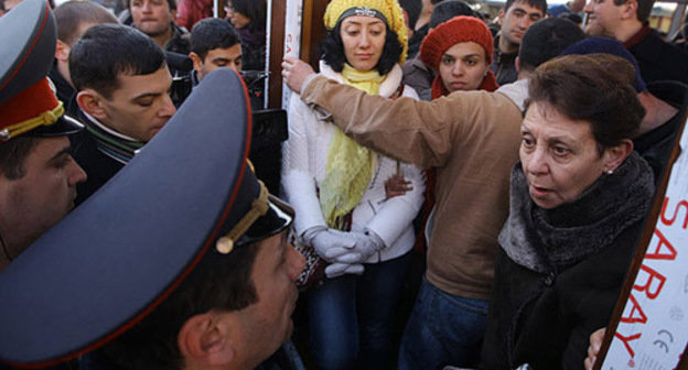 Пикет активистов против строительства ларьков в зеленой зоне  на проспекте Маштоца в Ереване. Армения, Ереван, 17 февраля 2012 г. Фото www.panarmenia.net, Vahan Stepanyan