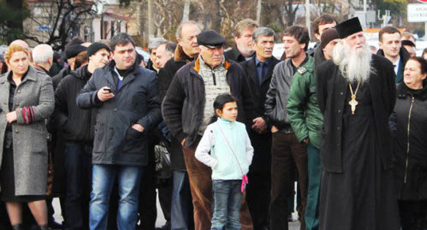 Митинг протеста в связи с покушением на президента Абхазии Александра Анкваба, инициированный молодежью на площади имени Сергея Багапша в Сухуме, 22 февраля 2012 г. Фото Анжелы Кучуберия для "Кавказского узла