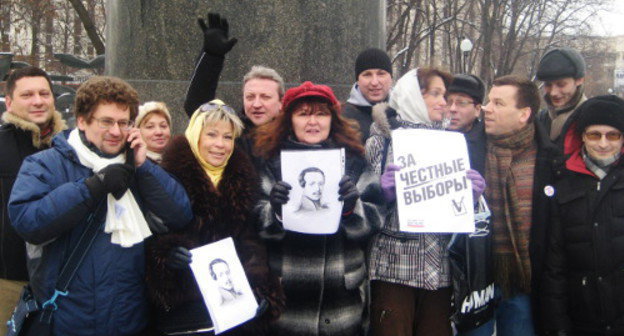 Участники флешмоба в поддержку жителей города Лермонтова Ставропольского края. Москва, Лермонтовская площадь, 23 февраля 2012 г. Фото Олега Краснова для "Кавказского узла"