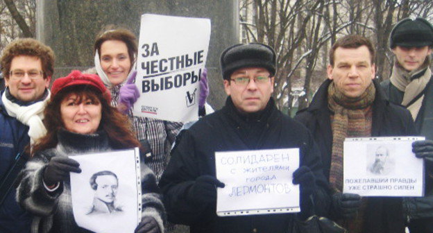 Участники флешмоба в поддержку объявивших голодовку бывших депутатов города Лермонтова в Ставропольском крае. Москва, Лермонтовская площадь, 23 февраля 2012 г. Фото Олега Краснова для "Кавказского узла"