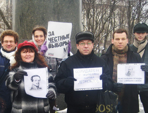 Участники флешмоба в поддержку объявивших голодовку бывших депутатов города Лермонтова в Ставропольском крае. Москва, Лермонтовская площадь, 23 февраля 2012 г. Фото Олега Краснова для "Кавказского узла"