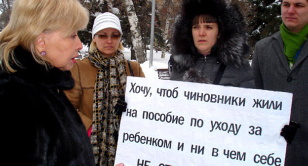 Пикет по вопросу доступности и качества дошкольного образования прошел в Волгограде.  Пикетчики требовали  от властей решения проблемы обеспечения детскими садами. На снимке: депутат Волгоградской областной думы Наталья Латышевская общается с участниками акции. Волгоград, 24 февраля 2012 г. Фото Татьяны Филимоновой для «Кавказского узла»