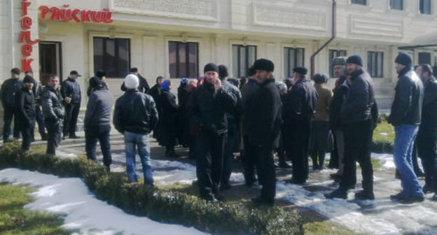 Участники митинга работников турецких строительных фирм "Пента" и "Бора Иншаат" в Грозном, 24 февраля 2012 г. Фото предоставлено участниками митинга