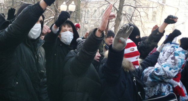 Участники акции националистов с требованием обвинительного приговора Расулу Мирзаеву. Москва, Чистопрудный бульвар, 18 февраля 2012 г. Фото Юлии Буславской для "Кавказского узла"