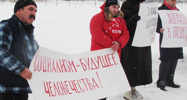 Ставрополь, 23 февраля 2012 г. Участники митинга с требованием отставки руководства Минобороны РФ. Фото Константина Ольшанского для "Кавказского узла"