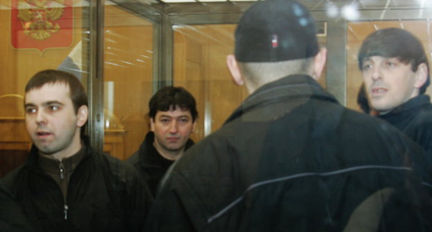 Подозреваемые в подрыве "Невского экспресса" перед началом судебного заседания в Тверском областном суде. 27 января 2012 г. Фото Татьяны Гантимуровой для "Кавказского узла"