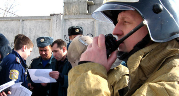 МЧС России направляет в Астрахань, где в жилом доме взорвался газ, два самолета Ил-76 со спасателями, кинологами и психологами. На снимке: на месте происшествия работают  сотрудники МЧС.  Астрахань, 27 февраля, 2012 г.  Фото Вячеслава Ященко для "Кавказского узла"