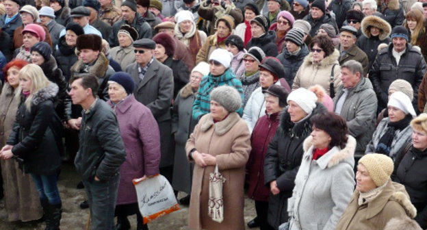 Жители города Лермонтова на митинге в поддержку голодающих кандидатов в депутаты городского совета. 26 февраля 2012 г. Фото: Александр Сысоев, http://асысоев.рф