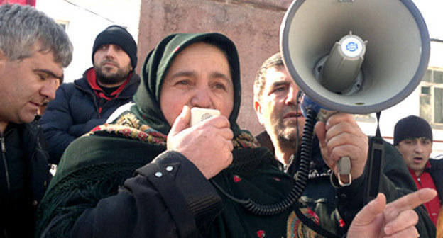 Митинг "За честные выборы" состоялся в селе Хучни Табасаранского района. На снимке: выступление Рузият Надировой. Дагестан, 27 февраля, 2012 г. Фото Патимат Махмудовой для "Кавказского узла"