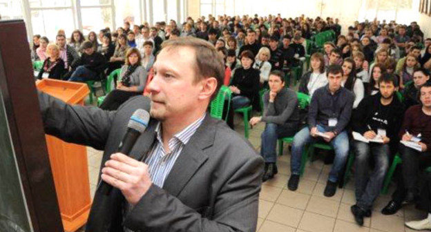 Более 300 молодых наблюдателей от партий и членов избиркомов прошли совместное обучение на молодежном форуме «Выборы-2012: общее будущее». Ростовская область, 29 февраля 2012 г. Фото предоставлено пресс-службой избирательной комиссии Ростовской области