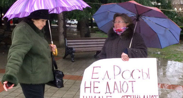 Экологи и обманутые дольщики вышли в пикет к мэрии города. Сочи, 29 февраля 2012 г. Фото Светланы Кравченко для "Кавказского узла"