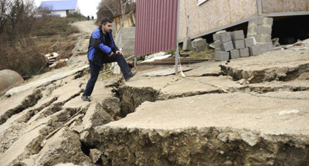 Оползень в восточной части Барановки продолжает достаточно быстро двигаться. Хостинский район, Сочи, 2 февраля 2012 г. Фото Михаила Мордасова, Юга.ру