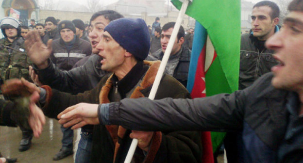 Азербайджан, 1 марта 2012 г. Противостояние на улицах Губы. Неподалеку от участка полиции. Фото Фаика Меджида для "Кавказского узла"