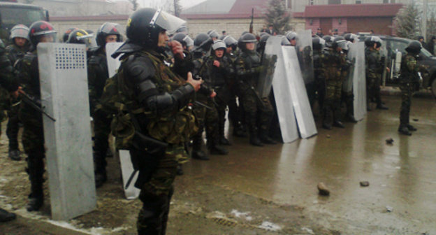 Азербайджан, 1 марта 2012 г. Противостояние в Губе. Неподалеку от полицейского участка. Фото Фаика Меджида для "Кавказского узла"