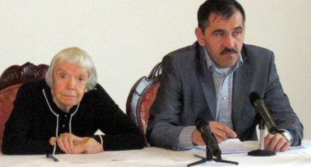 Комментарий пользователя donriver к тексту о "Едином кавказском форуме" получил первое место. На фото: председатель Московской Хельсинкской группы Людмила Алексеева и президент Ингушетии Юнус-бек Евкуров на первом северокавказском съезде правозащитных организаций "Единый кавказский форум". Ингушетия, Назрань, 18 февраля 2012 г. Фото Вахи Белхароева для "Кавказского узла"