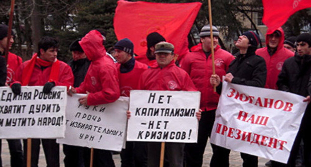 Митинг «За честные и чистые выборы» провело Дагестанское республиканское отделение КПРФ в Махачкале. Дагестан. 2 марта 2012 г. Фото:  Пресс-служба КПРФ