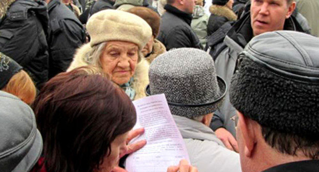 Участники митинга подписываются на листах в поддержку голодающих кандидатов в депутаты городского совета. Лермонтов, Ставропольский край.  26 февраля 2012 г. Фото: e-cat.livejournal.com