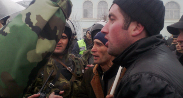 Азербайджан, 1 марта 2012 г. Противостояние в Губе. Неподалеку от полицейского участка. Фото Фаика Меджида для "Кавказского узла"