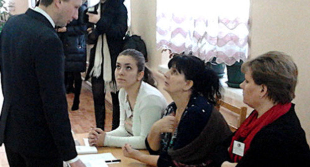 Наблюдатели на избирательном участке №126. Майкоп, Адыгея. Фото Олега Чалого для "Кавказского узла"