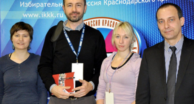Международные наблюдатели Стефан Швед и Альжбета Хмеларова  (в центре) с сотрудниками крайизбиркома. Фото: ikkk.ru