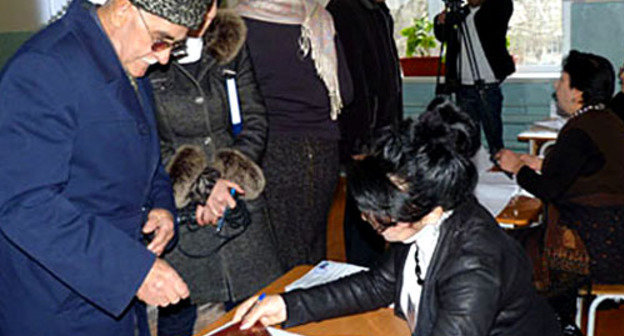 На одном из избирательных участков. Дагестан. 4 марта 2012 г. Фото: www.riadagestan.ru