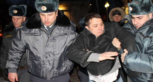 Задержание участника протестного флеш-моба  Алексея Тодоренко. Краснодар, 5 марта 2012 г. Фото Андрея Кошика для "Кавказского узла"