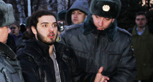 Полиция задерживает участников флешмоба против фальсификации выборов президента РФ. Краснодар, 5 марта 2012 г. Фото Андрея Кошика для "Кавказского узла"