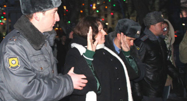 Задержание Ирины Сергеевой во время протестного флешмоба. Краснодар. 5 марта 2012 г. Фото Андрея Кошика для "Кавказского узла"