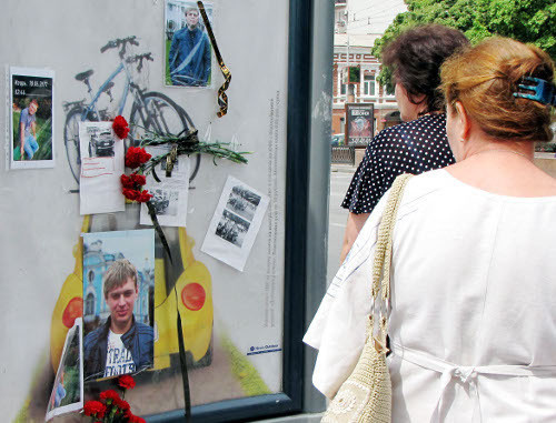 На месте гибели Игоря Вербенко у Музыкального театра. Ростов-на-Дону, 15 июня 2011 г. Фото Натальи Баженовой для "Кавказского узла" На месте гибели Игоря Вербенко у Музыкального театра. Ростов-на-Дону, 15 июня 2011 г. Фото Натальи Баженовой для "Кавказского узла"
