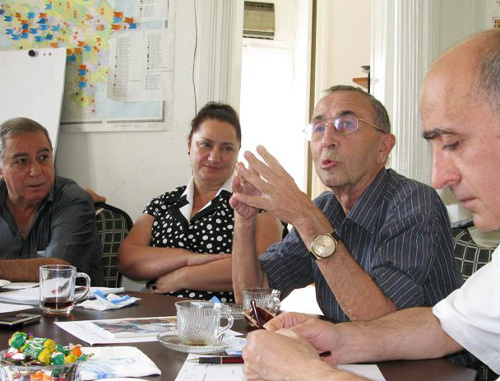 Арзу Абдуллаева ( в центре) в офисе ХГА на заседании Общественного Совета по урегулированию Карабахского конфликта. Баку, 20 мая 2010 г. Фото: http://hca-anc.org