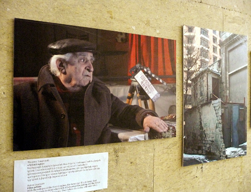 Работа Петроса Лагесяна "Следы кино" на выставке документальных фотографий "Большие надежды". Армения, Ереван, 16 марта 2012 г. Фото Армине Мартиросян для "Кавказского узла"