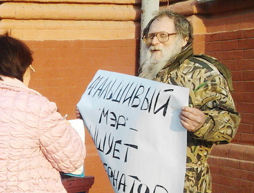 Активист "Стратегии – 31" Борис Хайкин в одиночном  пикете у здания правительства Астраханской области. Астрахань, 19 марта 2012 г. Фото Елены Гребенюк для "Кавказского узла"