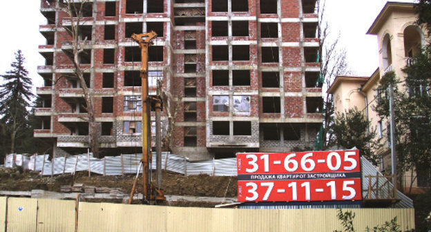 Частная застройка на землях ВНИИ цветоводства и субтропических культур Сочи. Здание, выстроенное частным застройщиком Сергеем Шерстянниковым (на заднем плане) и огороженная зона строительства частного застройщика Максима Дидика (на переднем плане). Начало марта 2012 г. Фото Светланы Кравченко для "Кавказского узла"