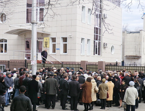 Краснодар, 23 марта 2012 г. У здания следственного управления СК РФ по Краснодарскому краю на улице Красноармейской. Жители Краснодарского края пытаются попасть на прием к Александру Бастрыкину. Фото Натальи Дорохиной для "Кавказского узла"