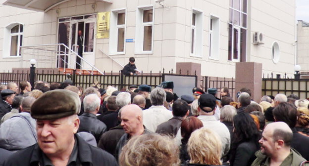 Краснодар, 23 марта 2012 г. У здания следственного управления СК РФ по Краснодарскому краю на улице Красноармейской. Жители Краснодарского края пытаются попасть на прием к Александру Бастрыкину. Фото Натальи Дорохиной для "Кавказского узла"