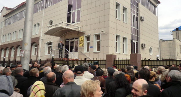 Краснодар, 23 марта 2012 г. У здания следственного управления СК РФ по Краснодарскому краю на улице Красноармейской. Жители Краснодарского края пытаются попасть на прием к Александру Бастрыкину. Фото Натальи Дорохиной для "Кавказского узла"