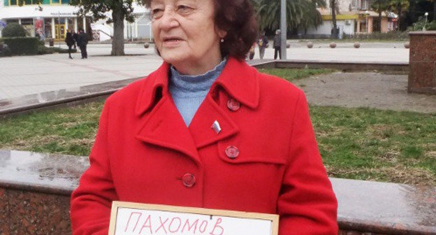 Сочи, 23 марта 2012 г. Пикет депутата городского собрания от КПРФ Людмилы Шестак у здания мэрии. Фото Светланы Кравченко для "Кавказского узла"