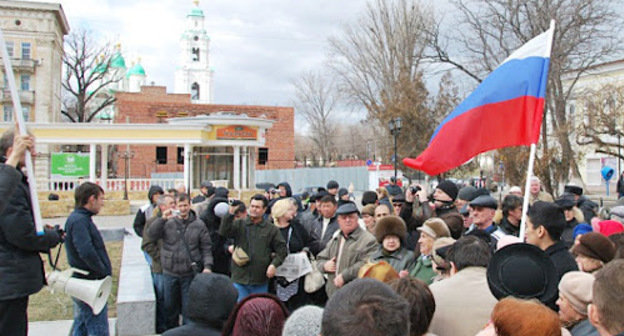 Жители Астрахани пришли поддержать участников  политической голодовки, требующих отмены итогов выборов мэра города. 24 марта 2012 г. Фото Сергея Кожанова, http://sergeykozhanov.livejournal.com