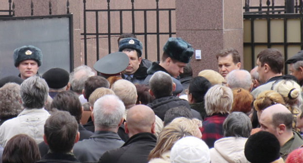 Краснодар, 23 марта 2012 г. У здания следственного управления СК РФ по Краснодарскому краю на улице Красноармейской. Жители Краснодарского края пытаются попасть на прием к Александру Бастрыкину. Фото Натальи Дорохиной для "Кавказского узла"