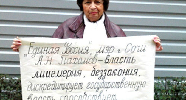 Одиночный пикет против вырубки деревьев возле Детского центра профессионального образования. На снимке: Зинаида Евдошенко во время пикет. Сочи, 24 марта 2012 г. Фото Станислава Мерзлякова для "Кавказского узла"