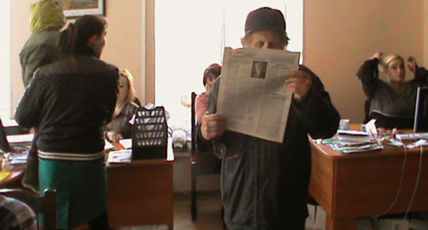 В штабе бессрочной политической голодовки в Астрахани, 24 марта 2012 г. Люди приходят со своими проблемами и узнать последние новости. Фото Елены Гребенюк для "Кавказского узла"