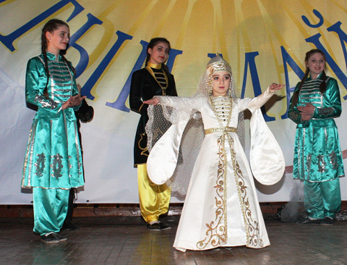 Кабардино-Балкария, Приэльбрусье, 26 марта 2012 г. На открытии Международного фестиваля этнического искусства "Алтын Майдан Эльбрус" выступает детский хореографический коллектив "Салам" из Черекского района КБР. Фото Марзият Холаевой для "Кавказского узла" Кабардино-Балкария, Приэльбрусье, 26 марта 2012 г. На открытии Международного фестиваля этнического искусства "Алтын Майдан Эльбрус" выступает детский хореографический коллектив "Салам" из Черекского района КБР. Фото Марзият Холаевой для "Кавказского узла"
