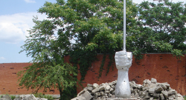 Чечня, Грозный, улица Первомайская, 2010 г. Участок демонтируемого Мемориала памяти жертвам депортации 1944 года. В центре комплекса был расположен каменный Коран, за которым высилась рука с кинжалом. Фото Муслима Ибрагимова для "Кавказского узла"