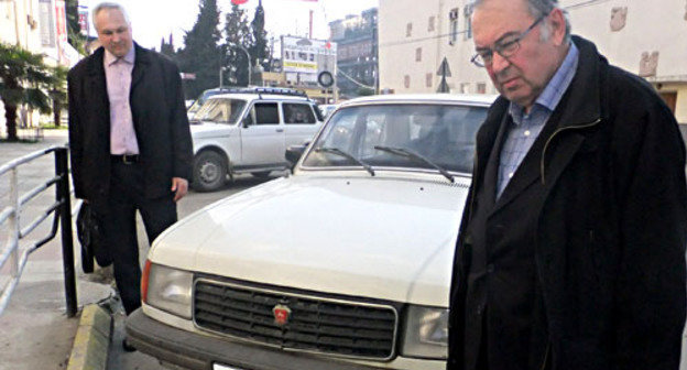 Юрий Маевский (справа) и его адвокат Игорь Курочкин на улице Горького возле машины, на которой преступники перевозили труп Маевской. Сочи, 1 апреля 2012 г. Фото Светлана Кравченко для «Кавказского узла»