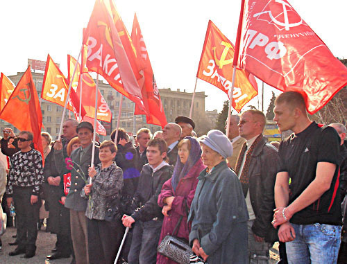 На митинге «За честные выборы и достойную жизнь» активисты КПРФ потребовали объявить итоги выборов президента РФ недействительными. Волгоград, 6 апреля 2012 г. Фото Татьяны Филимоновой для "Кавказского узла" На митинге «За честные выборы и достойную жизнь» активисты КПРФ потребовали объявить итоги выборов президента РФ недействительными. Волгоград, 6 апреля 2012 г. Фото Татьяны Филимоновой для "Кавказского узла"